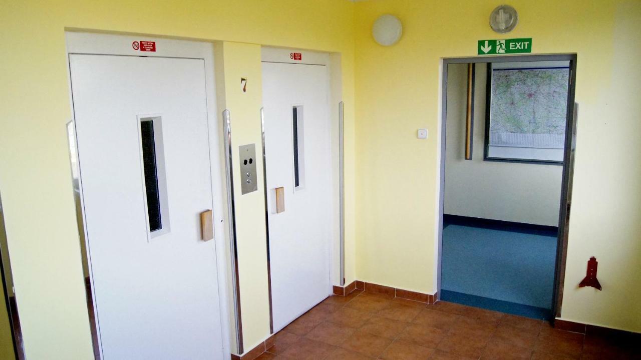 Hostel Km House Cerny Most Prag Exterior foto
