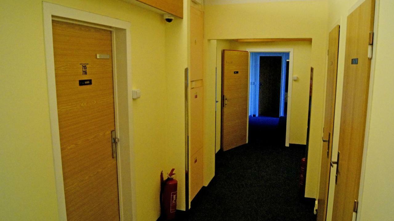 Hostel Km House Cerny Most Prag Exterior foto