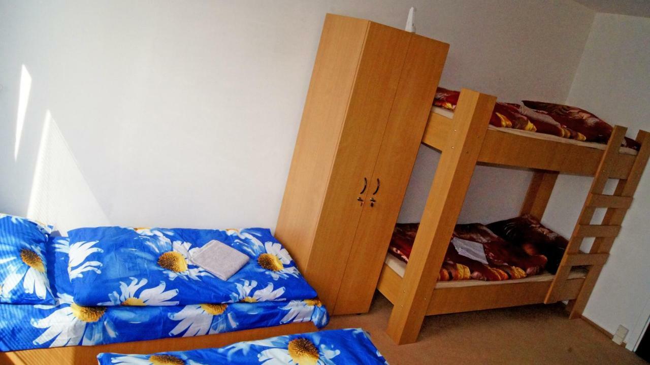 Hostel Km House Cerny Most Prag Exterior foto